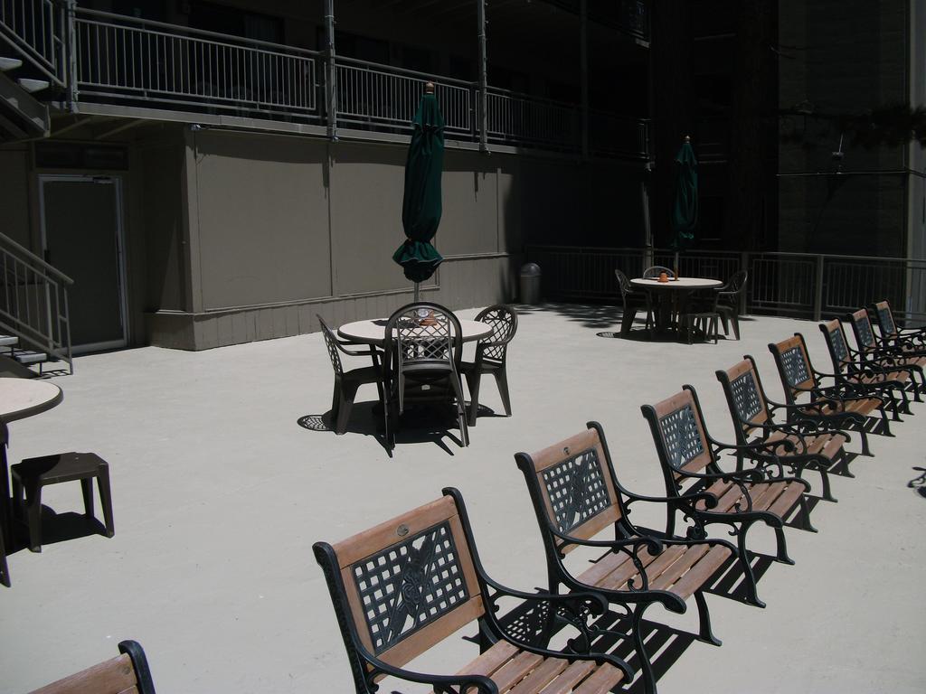 Pepper Tree Inn טאהו סיטי מראה חיצוני תמונה