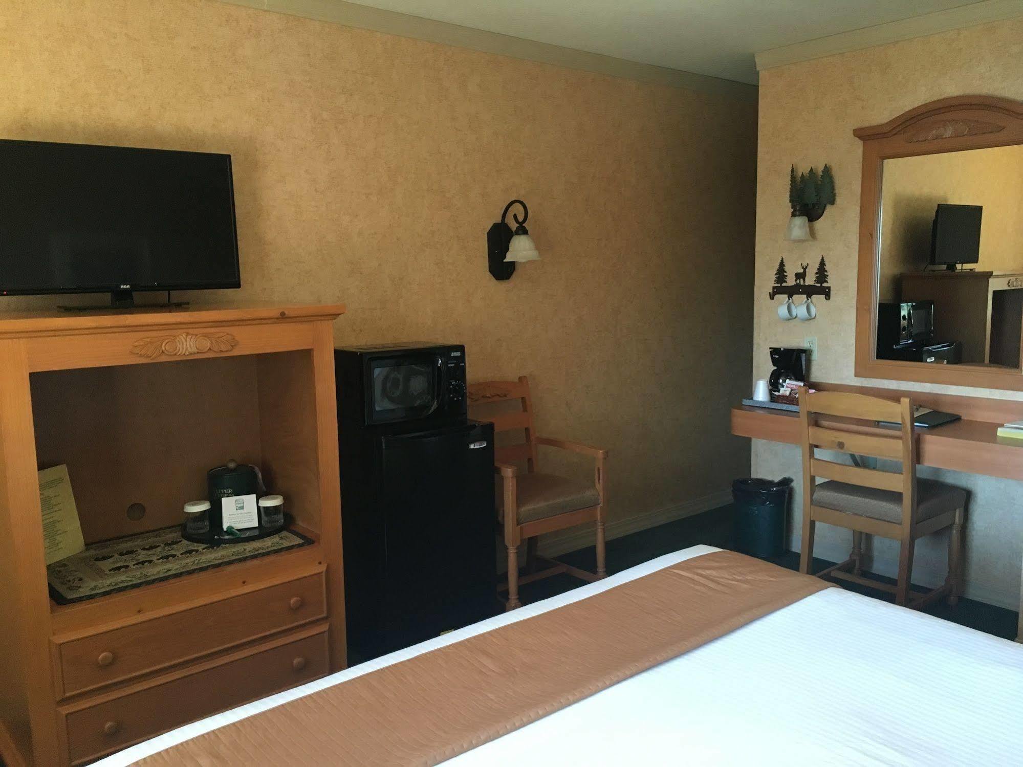 Pepper Tree Inn טאהו סיטי מראה חיצוני תמונה